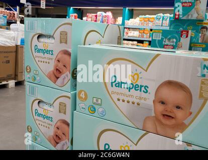 Kiew, Ukraine. Juli 2020. Baby und Kleinkind Pampers gesehen in einem Supermarkt angezeigt. Kredit: SOPA Images Limited/Alamy Live Nachrichten Stockfoto