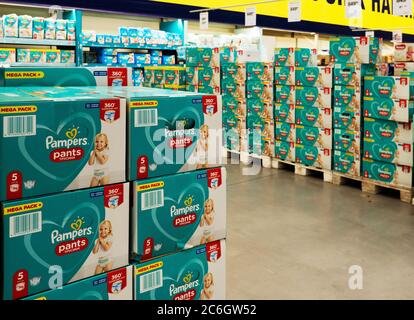 Kiew, Ukraine. Juli 2020. Baby und Kleinkind Pampers gesehen in einem Supermarkt angezeigt. Kredit: SOPA Images Limited/Alamy Live Nachrichten Stockfoto