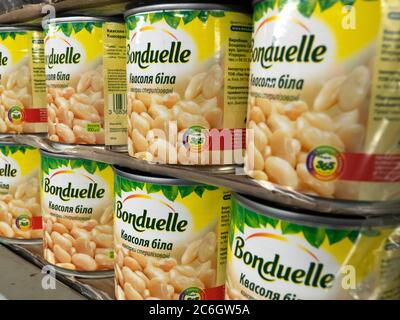 Kiew, Ukraine. Juli 2020. Dosen von Tender Beans Bonduelle auf einem Regal in einem Geschäft gesehen. Kredit: SOPA Images Limited/Alamy Live Nachrichten Stockfoto