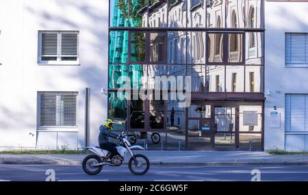 Neustrelitz, Deutschland. Juni 2020. Ein Bürogebäude mit Glasfront in der Tiergartenstraße Quelle: Jens Büttner/dpa-Zentralbild/ZB/dpa/Alamy Live News Stockfoto