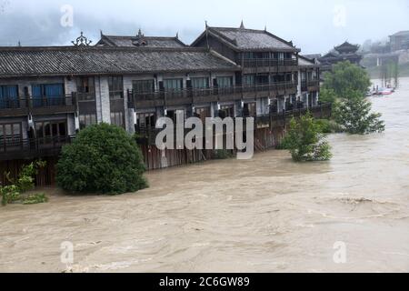 Die südwestliche chinesische Metropole Chongqing hat ihre schlimmsten Überschwemmungen seit über zwei Jahrzehnten erlebt, als sintflutartige Regenfälle fast zwei Drittel anhalten Stockfoto