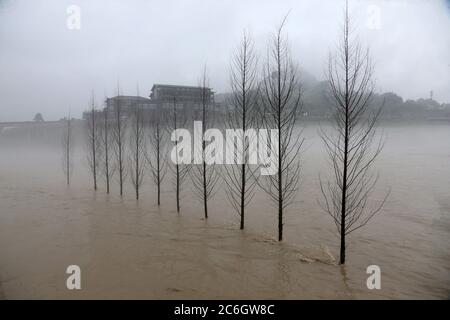 Die südwestliche chinesische Metropole Chongqing hat ihre schlimmsten Überschwemmungen seit über zwei Jahrzehnten erlebt, als sintflutartige Regenfälle fast zwei Drittel anhalten Stockfoto