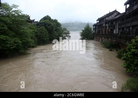 Die südwestliche chinesische Metropole Chongqing hat ihre schlimmsten Überschwemmungen seit über zwei Jahrzehnten erlebt, als sintflutartige Regenfälle fast zwei Drittel anhalten Stockfoto