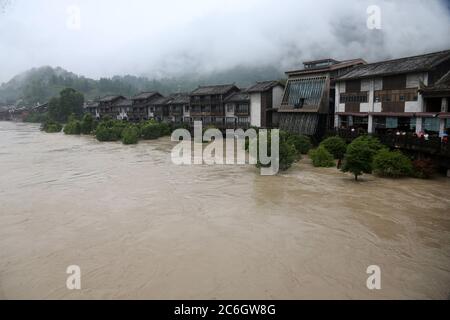 Die südwestliche chinesische Metropole Chongqing hat ihre schlimmsten Überschwemmungen seit über zwei Jahrzehnten erlebt, als sintflutartige Regenfälle fast zwei Drittel anhalten Stockfoto