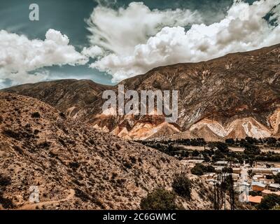 Maimara, Jujuy, Argentinien. Januar 18 2020. Blick auf die Berge und das Dorf Maimara in der Quebrada de Humahuaca nördlich von Argentinien. Stockfoto