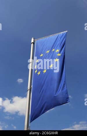 Flagge der Europäischen Union vor blauem Himmel Stockfoto