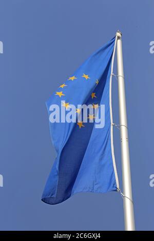 Flagge der Europäischen Union vor blauem Himmel Stockfoto