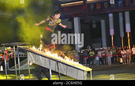 Lokale Miao Menschen behandelt Hunderte von Touristen zu einem traditionellen Tisch Bankett am Montag während eines Gourmet-Festival in Duocai ethnischen Dorf, Guiya Stockfoto