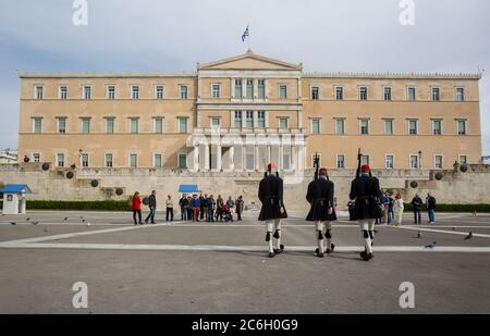 Traditionelle Soldaten (Evzoni) vor dem griechischen parlament Stockfoto