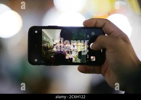 Auf dem Danfeng Nachtmarkt, Na, werden die Kunden auf der Straße, entlang der Händler und Stände Produkte wie Kleidung und Accessoires verkaufen, gedrängt Stockfoto