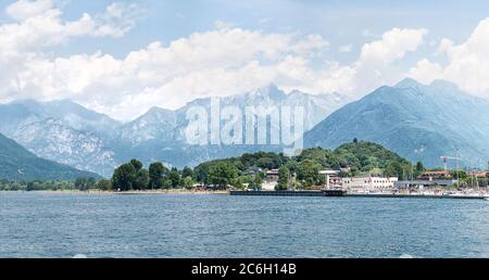 Malerische Alpen in der Nähe des Comer Sees. Colico City. Italien. Wolkiger Himmel. Stockfoto