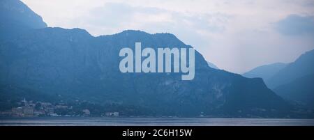 Sonnenuntergang und Dämmerung am Comer See in Italien. Malerische Alpen. Stockfoto