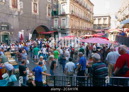 Der malerische offene Fischmarkt in der Altstadt von Catania ist von Fischhändler und Menschen auf Sizilien überfüllt und ein kulturelles Wahrzeichen der touristischen Reise Stockfoto