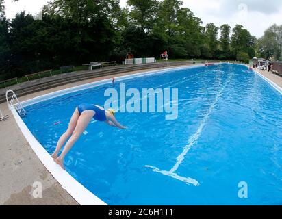 Cambridge, Großbritannien. 10. Juli 2020 die britische Regierung gab bekannt, dass Außenpools ab Samstag, 10. Juli 2020 geöffnet werden können. Jesus Green Lido in Cambridge ist hoffentlich einer von denen, hier in geschäftigeren Zeiten abgebildet. Kredit: Headlinephoto/Alamy Live Nachrichten Stockfoto