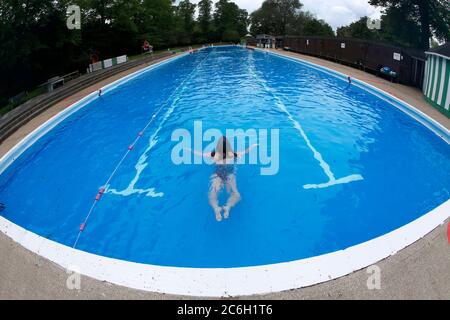 Cambridge, Großbritannien. 10. Juli 2020 die britische Regierung gab bekannt, dass Außenpools ab Samstag, 10. Juli 2020 geöffnet werden können. Jesus Green Lido in Cambridge ist hoffentlich einer von denen, hier in geschäftigeren Zeiten abgebildet. Kredit: Headlinephoto/Alamy Live Nachrichten Stockfoto