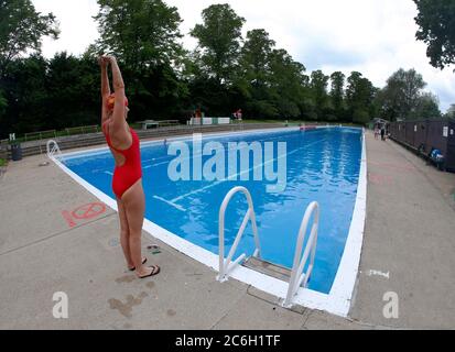 Cambridge, Großbritannien. 10. Juli 2020 die britische Regierung gab bekannt, dass Außenpools ab Samstag, 10. Juli 2020 geöffnet werden können. Jesus Green Lido in Cambridge ist hoffentlich einer von denen, hier in geschäftigeren Zeiten abgebildet. Kredit: Headlinephoto/Alamy Live Nachrichten Stockfoto