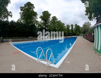 Cambridge, Großbritannien. 10. Juli 2020 die britische Regierung gab bekannt, dass Außenpools ab Samstag, 10. Juli 2020 geöffnet werden können. Jesus Green Lido in Cambridge ist hoffentlich einer von denen, hier in geschäftigeren Zeiten abgebildet. Kredit: Headlinephoto/Alamy Live Nachrichten Stockfoto