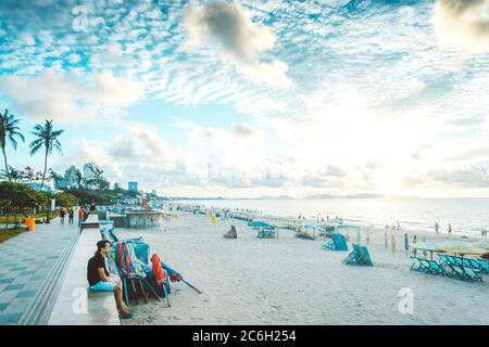 Vung Tau, Vietnam - 05. Juli 2020: Menschen, die am Strand in Vungtau bei Sonnenuntergang am 05. Juli 2020 ausruhen. Die Stadt Vungtau ist unter Ho Chi min beliebt Stockfoto