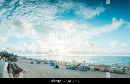 Vung Tau, Vietnam - 05. Juli 2020: Menschen, die am Strand in Vungtau bei Sonnenuntergang am 05. Juli 2020 ausruhen. Die Stadt Vungtau ist unter Ho Chi min beliebt Stockfoto