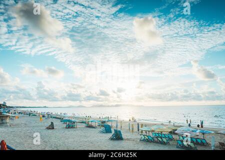 Vung Tau, Vietnam - 05. Juli 2020: Menschen, die am Strand in Vungtau bei Sonnenuntergang am 05. Juli 2020 ausruhen. Die Stadt Vungtau ist unter Ho Chi min beliebt Stockfoto