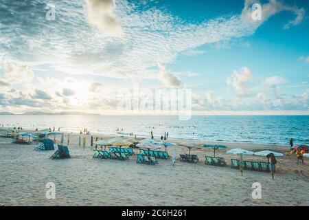 Vung Tau, Vietnam - 05. Juli 2020: Menschen, die am Strand in Vungtau bei Sonnenuntergang am 05. Juli 2020 ausruhen. Die Stadt Vungtau ist unter Ho Chi min beliebt Stockfoto