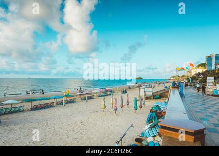 Vung Tau, Vietnam - 05. Juli 2020: Menschen, die am Strand in Vungtau bei Sonnenuntergang am 05. Juli 2020 ausruhen. Die Stadt Vungtau ist unter Ho Chi min beliebt Stockfoto