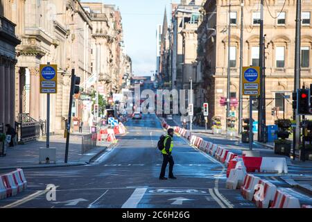 Glasgow, Schottland, Großbritannien. 10. Juli 2020. Im Bild: Der George Square in Glasgow zeigt noch Anzeichen von nächtlichen Schauern, aber das Wetter soll strahlender Sonnenschein sein an dem Tag, an dem Schottland alle Gesichtsbezüge in Geschäften obligatorisch macht.Glasgow, Schottland. Quelle: Colin Fisher/Alamy Live News. Stockfoto