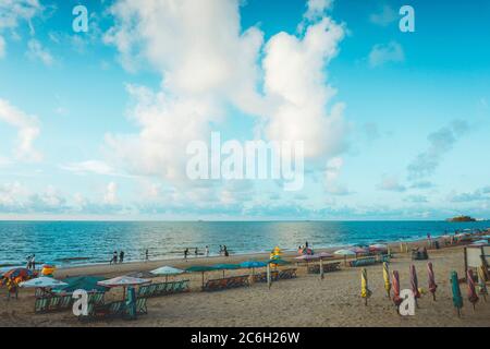 Vung Tau, Vietnam - 05. Juli 2020: Menschen, die am Strand in Vungtau bei Sonnenuntergang am 05. Juli 2020 ausruhen. Die Stadt Vungtau ist unter Ho Chi min beliebt Stockfoto