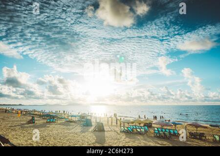 Vung Tau, Vietnam - 05. Juli 2020: Menschen, die am Strand in Vungtau bei Sonnenuntergang am 05. Juli 2020 ausruhen. Die Stadt Vungtau ist unter Ho Chi min beliebt Stockfoto