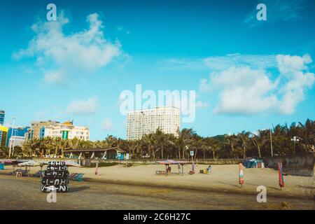 Vung Tau, Vietnam - 05. Juli 2020: Menschen, die am Strand in Vungtau bei Sonnenuntergang am 05. Juli 2020 ausruhen. Die Stadt Vungtau ist unter Ho Chi min beliebt Stockfoto