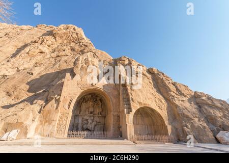 Die in den Fels gehauenen, Ort mit mehreren Reliefs aus der Zeit der Sassanidenreich in Persien. Winter, kurz nach Sonnenaufgang. Stockfoto