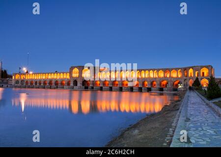 Khaju-Brücke, auch Pol-e Khaju, gebaut vom persischen König Shah Abbas II. Während der Safavid-Ära. Die Brücke ist 133 Meter lang und hat 24 Bögen. Als Stockfoto