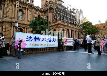 Falun Gong (Falun Dafa) vor dem Rathaus von Sydney ermutigt die Öffentlichkeit, ihre Petition gegen den Organraub an lebenden Menschen zu unterschreiben, Stockfoto