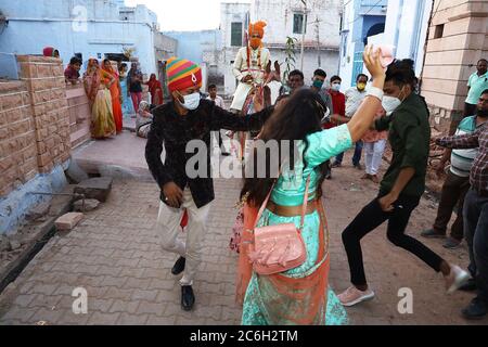 Jodhpur, Rajashtbn, Indien. 30. Juni 2020: Indische Menschen tragen Maske tanzen, in einer Hochzeit, feiern soziale Versammlung nach Leichtigkeit in Sperre während Stockfoto