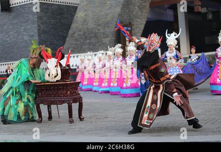 Lokale Miao Menschen behandelt Hunderte von Touristen zu einem traditionellen Tisch Bankett am Montag während eines Gourmet-Festival in Duocai ethnischen Dorf, Guiya Stockfoto