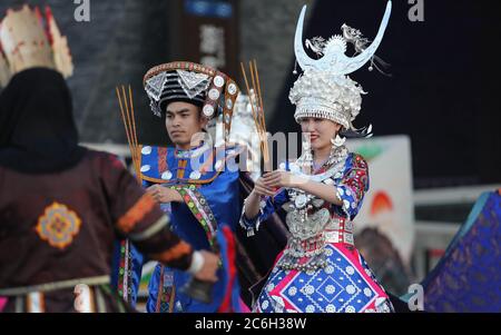 Lokale Miao Menschen behandelt Hunderte von Touristen zu einem traditionellen Tisch Bankett am Montag während eines Gourmet-Festival in Duocai ethnischen Dorf, Guiya Stockfoto