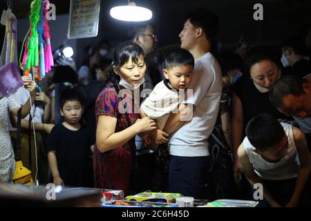 Auf dem Danfeng Nachtmarkt, Na, werden die Kunden auf der Straße, entlang der Händler und Stände Produkte wie Kleidung und Accessoires verkaufen, gedrängt Stockfoto