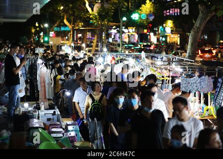 Auf dem Danfeng Nachtmarkt, Na, werden die Kunden auf der Straße, entlang der Händler und Stände Produkte wie Kleidung und Accessoires verkaufen, gedrängt Stockfoto