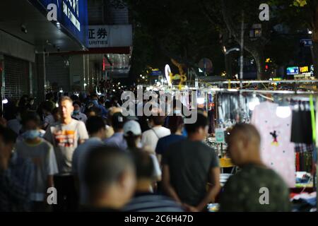 Auf dem Danfeng Nachtmarkt, Na, werden die Kunden auf der Straße, entlang der Händler und Stände Produkte wie Kleidung und Accessoires verkaufen, gedrängt Stockfoto