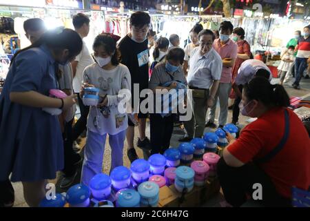 Auf dem Danfeng Nachtmarkt, Na, werden die Kunden auf der Straße, entlang der Händler und Stände Produkte wie Kleidung und Accessoires verkaufen, gedrängt Stockfoto