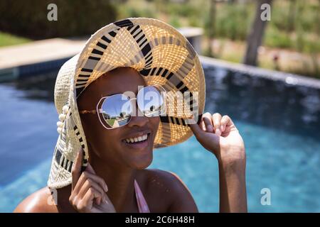 Frau mit Hut und Sonnenbrille Stockfoto