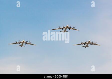 Moskau, Russland - 04. Mai 2018: Gruppe des russischen strategischen Bombers Tupolev TU-95 während der Paradeprobe am Siegestag Stockfoto
