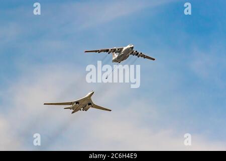 Moskau, Russland - 04. Mai 2018: Russischer strategischer Bomber Tupolev TU-160 und IL - 78 während der Paradeprobe am Siegesfeiertag Stockfoto