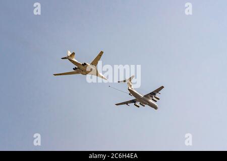 Moskau, Russland - 04. Mai 2018: Russischer strategischer Bomber Tupolev TU-160 und IL - 78 während der Paradeprobe am Siegesfeiertag Stockfoto