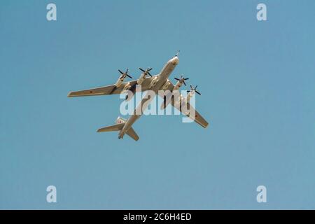 Moskau, Russland - 04. Mai 2018: Russischer strategischer Bomber Tupolev TU-95 während der Paradeprobe am Siegestag Stockfoto