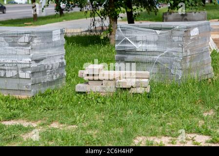 Fliesen für Gehwege auf einer Palette in der Straße. Stockfoto