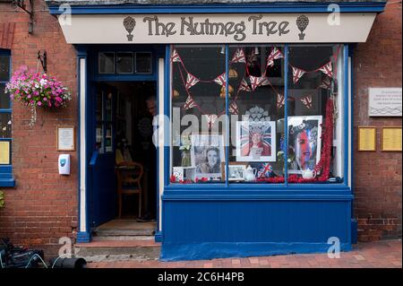 Ditchling Sussex UK 10. Juli 2020 - das Muskatbaum-Café in Ditchling, das sein Fenster mit Dame Vera Lynn Erinnerungsstücken geschmückt hat, die heute für ihre Beerdigung bereit sind. Die ganze Ditchling wird erwartet, dass sich herausstellen, wie Dame Vera' Trauerzug durch später an diesem Morgen passiert. Sängerin Dame Vera Lynn, die als die Kräfte Sweetheart bekannt war, starb im Alter von 103 am 18. Juni : Credit Simon Dack / Alamy Live News Stockfoto