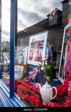 Ditchling Sussex UK 10. Juli 2020 - das Muskatbaum-Café in Ditchling, das sein Fenster mit Dame Vera Lynn Erinnerungsstücken geschmückt hat, die heute für ihre Beerdigung bereit sind. Die ganze Ditchling wird erwartet, dass sich herausstellen, wie Dame Vera' Trauerzug durch später an diesem Morgen passiert. Sängerin Dame Vera Lynn, die als die Kräfte Sweetheart bekannt war, starb im Alter von 103 am 18. Juni : Credit Simon Dack / Alamy Live News Stockfoto