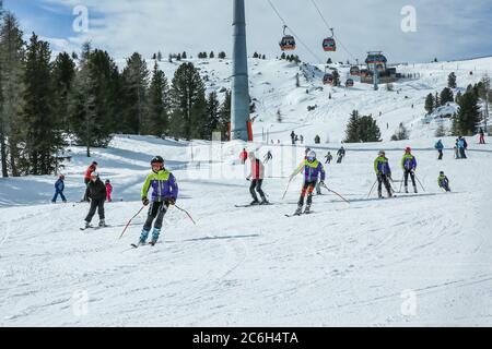 KREISCHBERG, MURAU, ÖSTERREICH - 15. MÄRZ 2017: Viele Skifahrer fahren in den Alpen an sonnigen Wintertagen. Seilbahn in den Bergen. Stockfoto