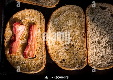 Gegrillter Speck auf fettem Brot auf einer ungarischen Sommer Grill Party. Grillhintergrund. Draufsicht Stockfoto